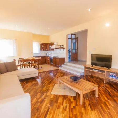 Vikendica Nila, A Charming Just A Short Walk Away From The *