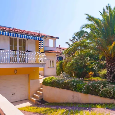 Nila, A Charming Just A Short Walk Away From The Holiday home Premantura