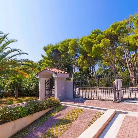 Nila, A Charming Just A Short Walk Away From The Premantura