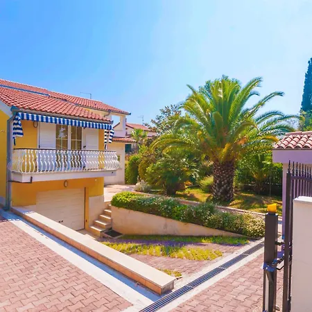 Nila, A Charming Just A Short Walk Away From The Holiday home Premantura